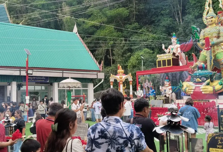 แห่ไหว้ท้าวเวสสุวรรณ ลุ้นถูกรางวัลที่ 1 คนที่ 21 สาวโรงงานแก้บน หลังรับโชคงวดที่แล้วกว่า 2 แส