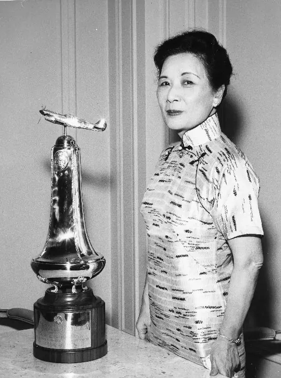 เปิดเคล็ดลับการดูแลตัวเองของสตรีทรงอิทธิพลยุคเก่า อยู่ยาวนานถึง 105 ปี