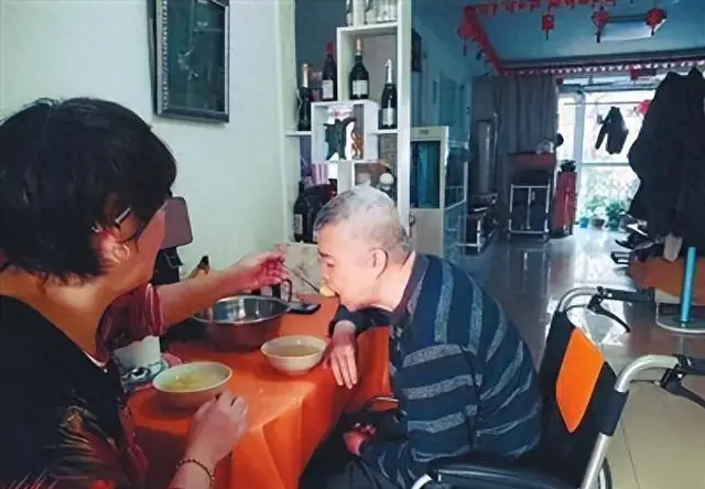 หย่ากันมา 20 ปี พอรู้ว่าอดีตสามีเป็นอัม.พาต อดีตภรรยากลับมาดูแลอย่างอบอุ่น
