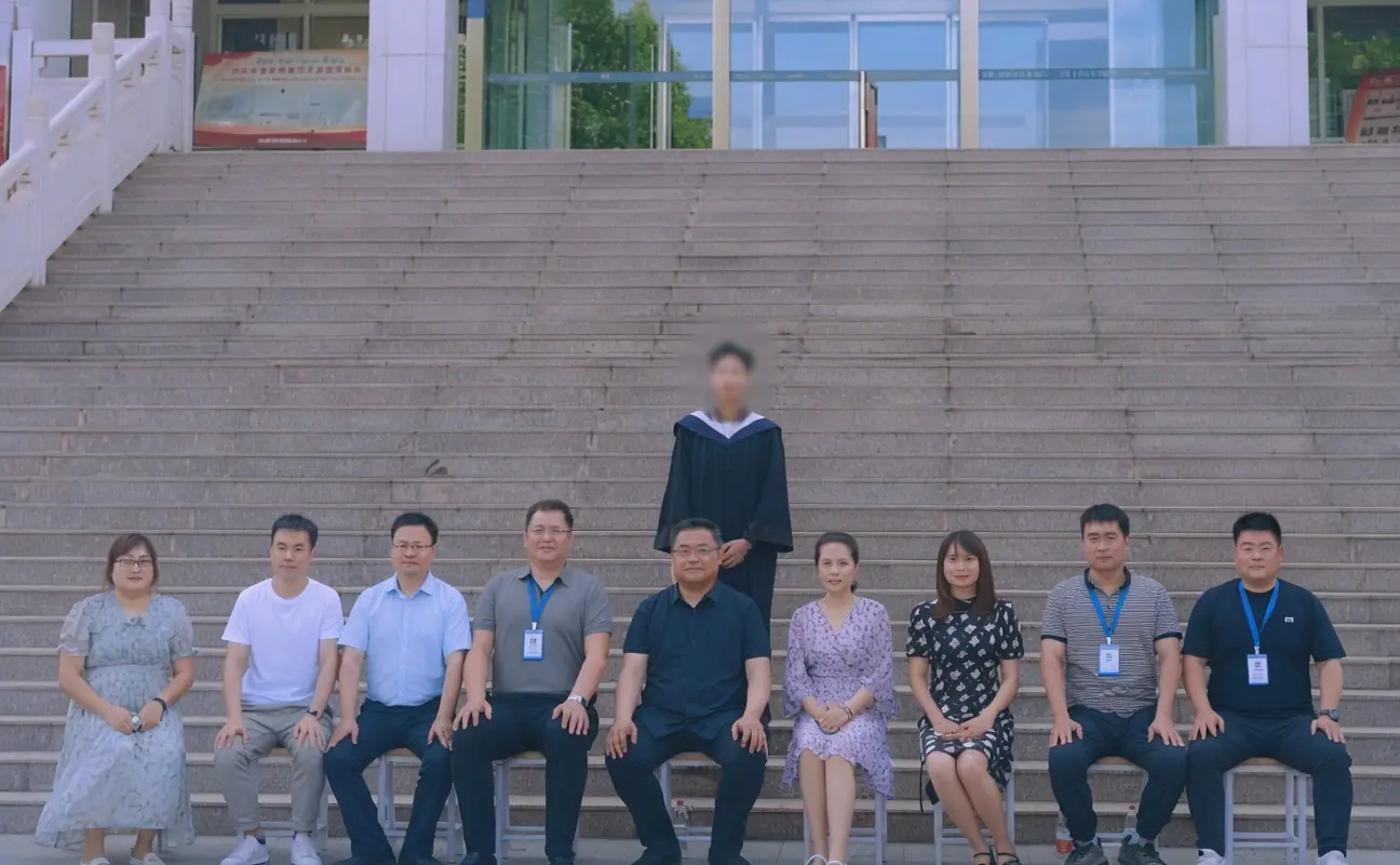 งานรับปริญญาสุดเหงา บัณฑิตจบการศึกษา 1 คนถ้วน ชาวเน็ตแห่เดา เรียนสาขาอะไร?