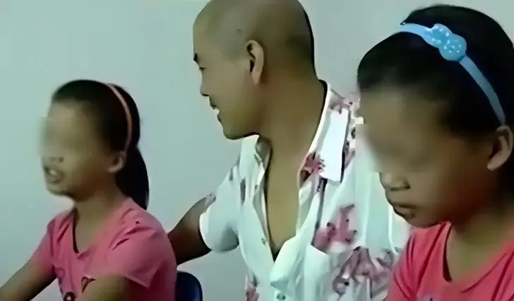 จู่ๆ ลูกสาวฝาแฝด "เสียงแหบ" พ่อขมขื่น เพิ่งรู้ความลับที่เมียทำ 10 ปีก่อน ช็อกทั้งบ้าน!