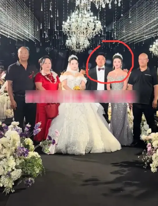 แม่เจ้าบ่าวแต่งตัวโดดเด่นในงานแต่ง จนเกิดกระแสพูดถึง เพราะหลายคนมองว่าเจ้าสาวดูไม่เด่น