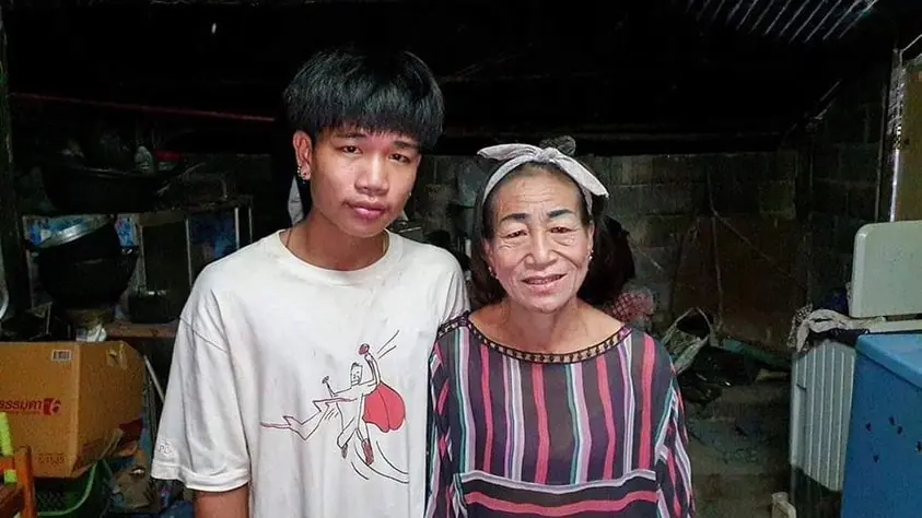 ชาวเน็ตฮือฮา! หนุ่มวัย 19 ปี คบหาหญิงวัย 56 ปี เตรียมเข้าพิธีวิวาห์