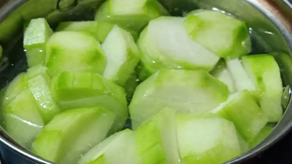ยายล้มทั้งยืน! หลานเข้า ICU เพราะข้าวที่ทำให้กิน หมอเตือน "5 ผัก" แฝงพิษทำลายอวัยะ