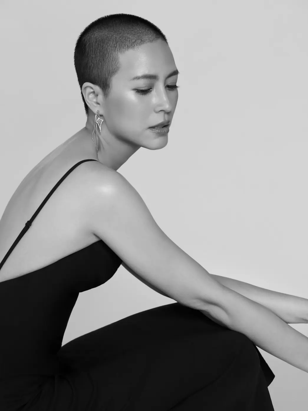 เปิดลุคล่าสุด "จุ๋ย วรัทยา" โกนหัวโล้น สลัดลุคสาวหวาน สวยเท่สะดุดตา