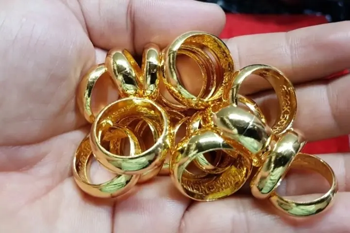 ลูกทำความสะอาดบ้าน เจอแหวนทอง 20 วงในถังขยะ โทรถามแม่ ได้คำตอบสุดช็อก