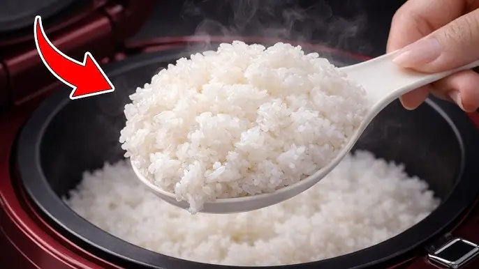 เลิกใส่น้ำเปล่าอย่างเดียว! เคล็ดลับหุงข้าว "สูตรภัตตาคาร" แค่เติม 2 สิ่งนี้ ข้าวนุ่มฟูขึ้น 10 