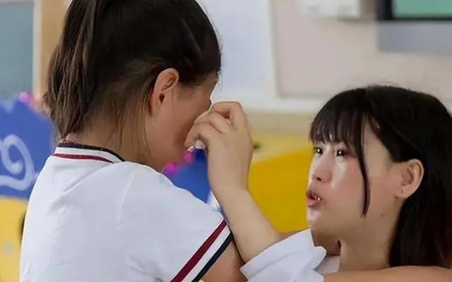 ลูกสาวถูกเพื่อนปล่อยข่าวเสียหาย แม่ลุกขึ้นปกป้องลูกจนคนยกให้เป็น “บทเรียนรับมือข่าวลือ