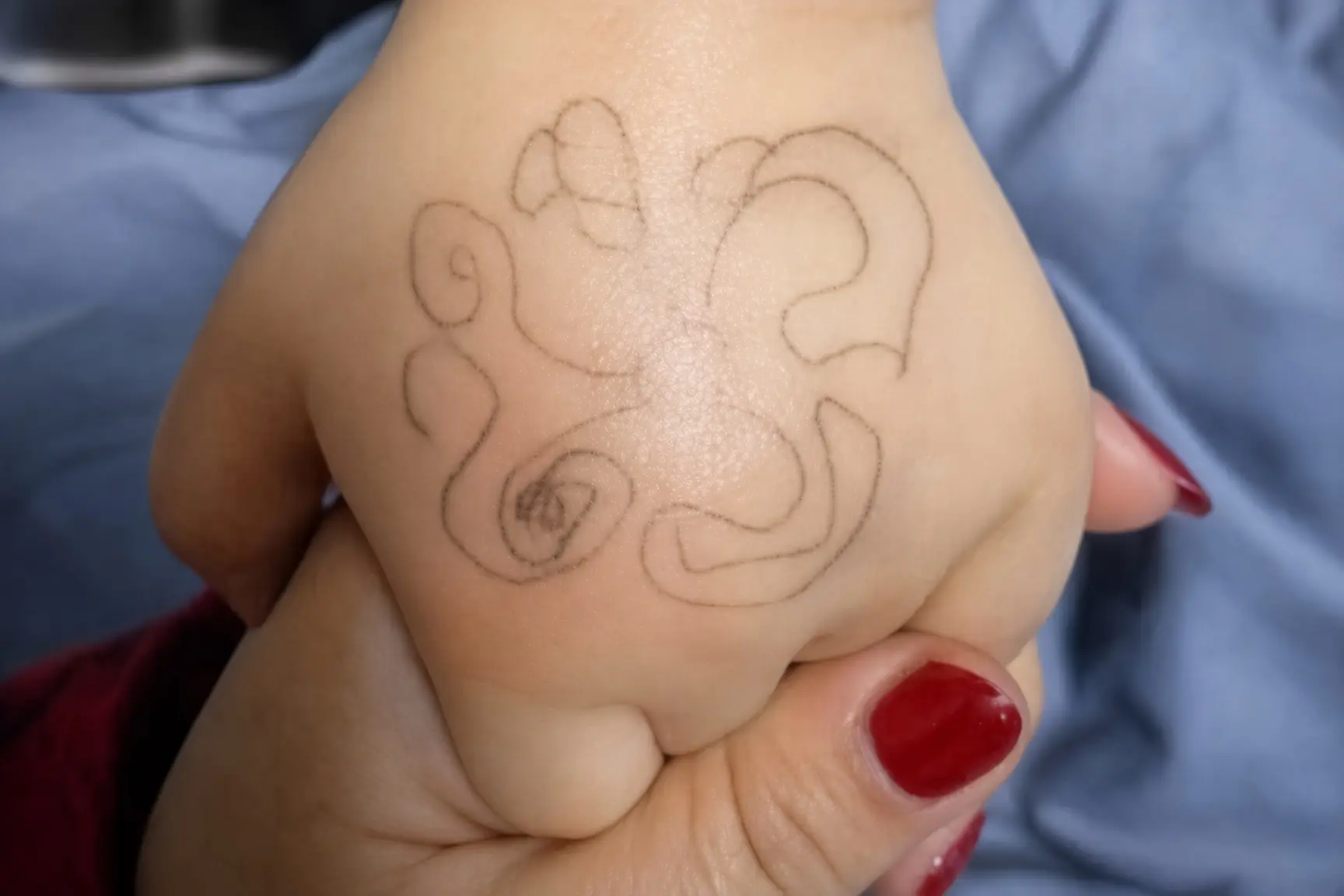 เห็นลายปริศนาบนมือลูก อวด "ครู" วาดให้ แม่ตงิดใจแจ้งตำรวจ จับแก๊งลักเด็กในคราบครู
