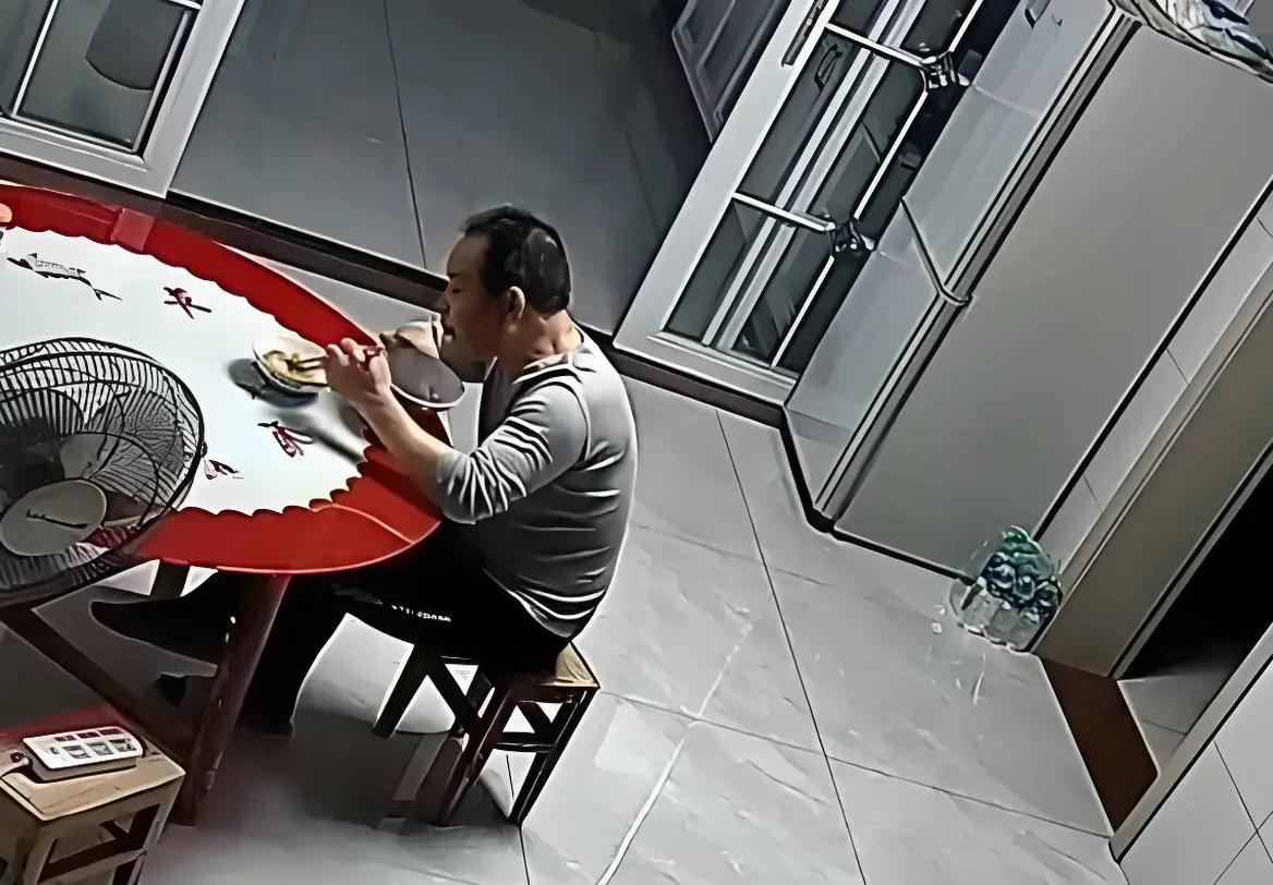 พ่อวัย 51 ปีส่งเงินให้ลูกเรียนต่างประเทศเดือนละเกือบ 4 หมื่นบาท แต่กลับถูกลูกสาวประจานเพีย