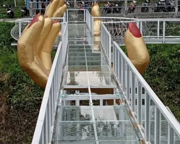 สะเทือนขวัญ! สะพานกระจกกลางป่าอินโดนีเซียแตก นักท่องเที่ยวร่วง 10 เมตร เสียชีวิต 1 ราย บาดเจ็