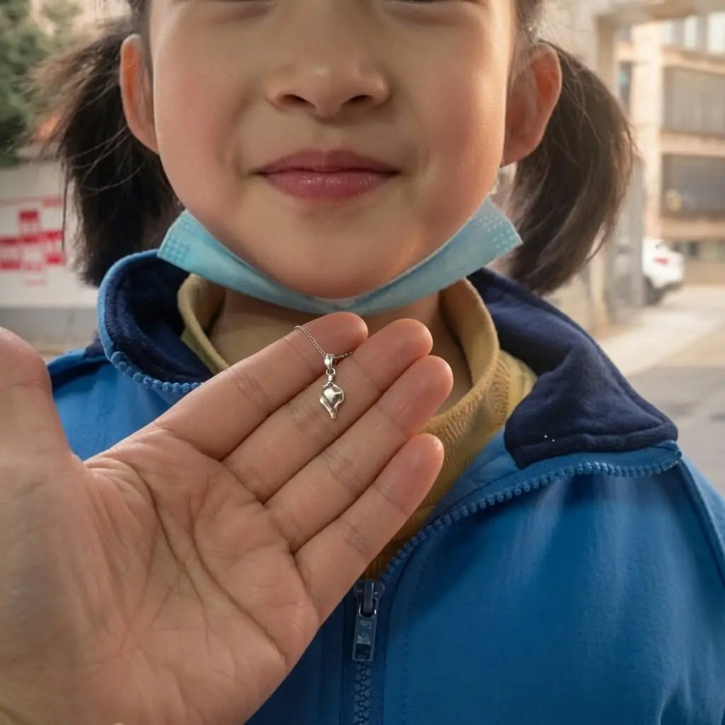ลูกสาว 8 ขวบใส่เพชรกลับมาบอก "เพื่อนให้" แม่รู้ราคาจะเป็นลม แถมแม่เด็กชายไม่รับคืน!