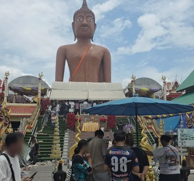 แน่นวัดวันแม่ หลั่งไหลไหว้ขอพร "หลวงพ่อสมหวัง" สาวสมุทรสาครให้ลูก 5 ขวบล้วงเลขได้ 3 ตัว ยกมือ