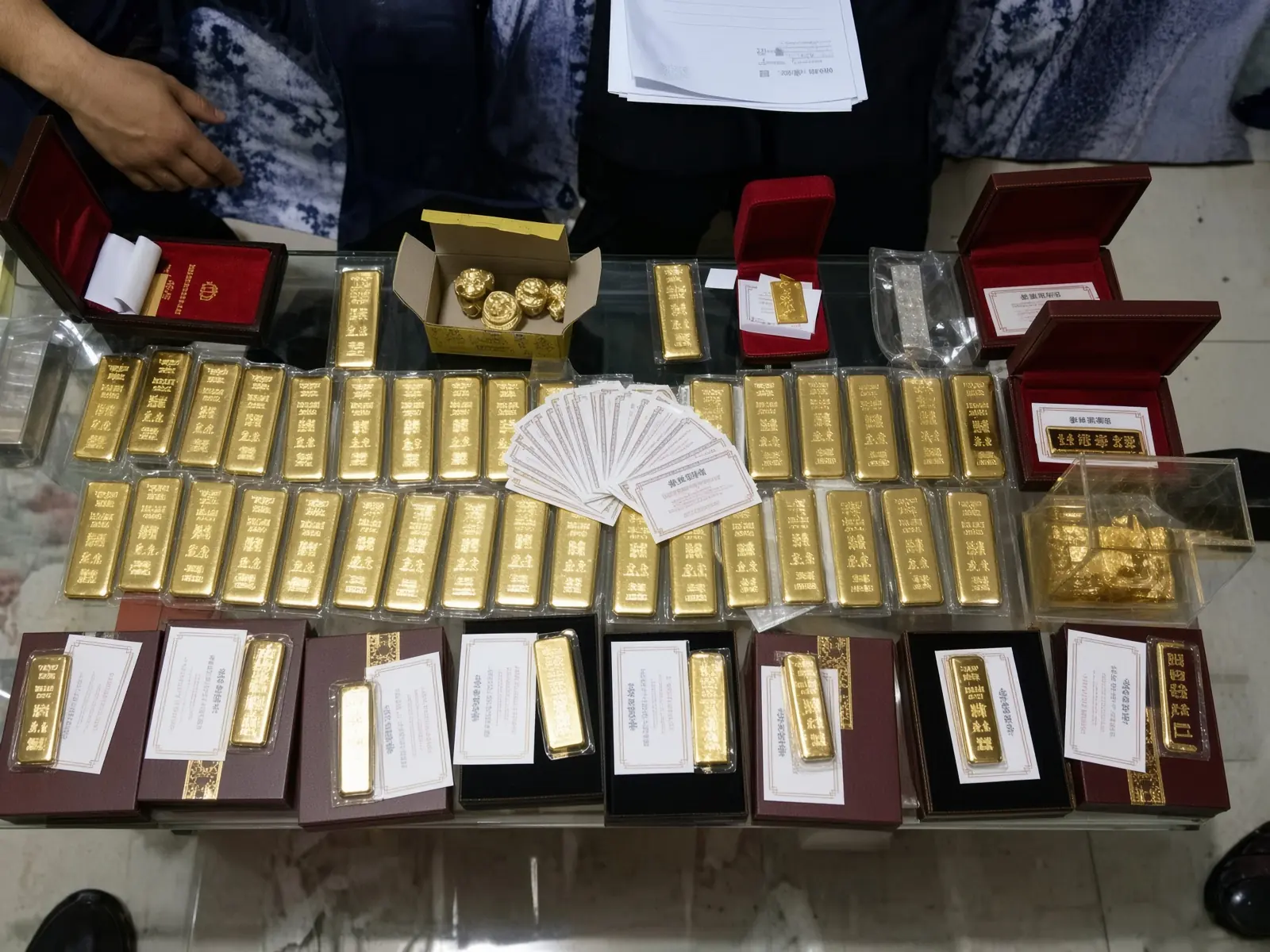 ยึดทรัพย์ 676 ล้านบาท ทองคำ 37.6 กก. และเอกสารสิทธิ์อสังหาริมทรัพย์ 50 ฉบับ กองสุมอยู่ในลังผลไม้ก