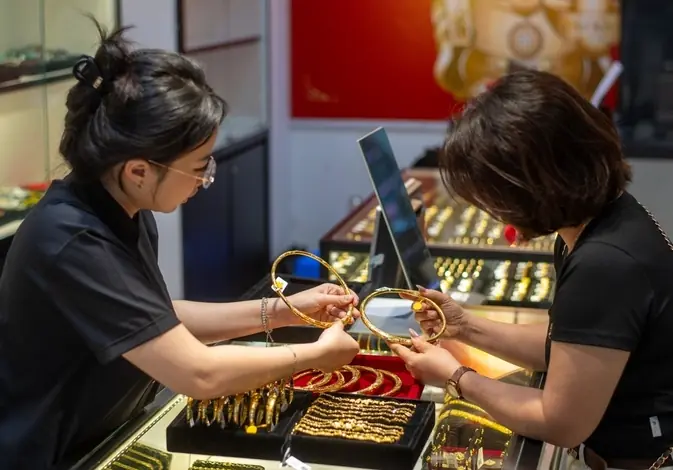 สามีตกงาน ภรรยาตัดใจนำ “ทองสินสอด” 5 แท่งไปขาย หวังช่วยครอบครัว แต่กลับถูกปฏิเสธ