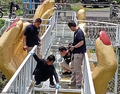 สะเทือนขวัญ! สะพานกระจกแตกกลางแหล่งท่องเที่ยว นักท่องเที่ยวร่วงดับ 1 ราย บาดเจ็บอีก 3 คน