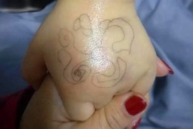 เห็นลายปริศนาบนมือลูก อวด "ครู" วาดให้ แม่ตงิดใจแจ้งตำรวจ จับแก๊งลักเด็กในคราบครู