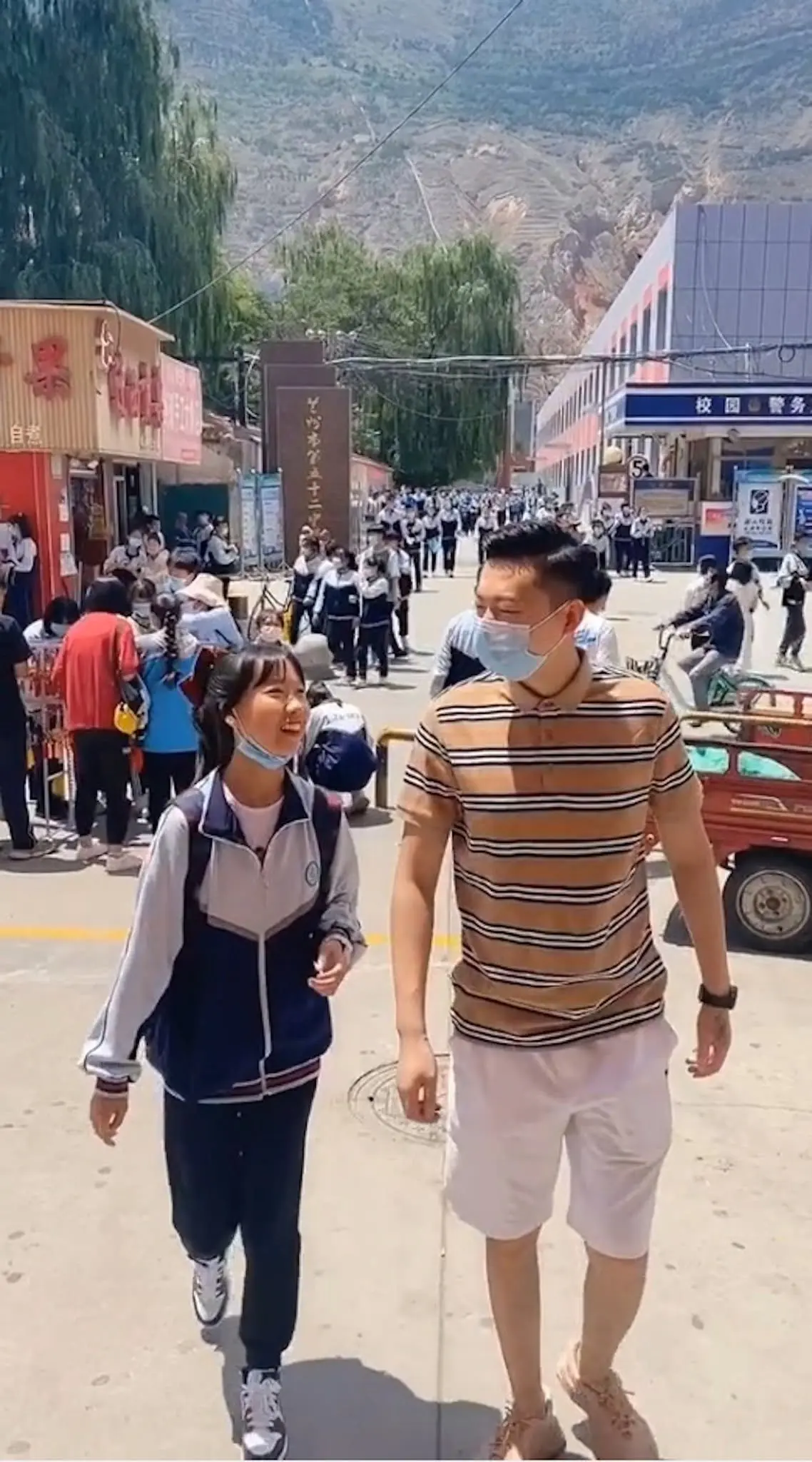 หนุ่มหล่อมารับ นร.หญิง ครูเห็นแล้วไม่สบายใจ ถึงขั้นเชิญผู้ปกครอง ก่อนพ่อเฉลยพีกมาก