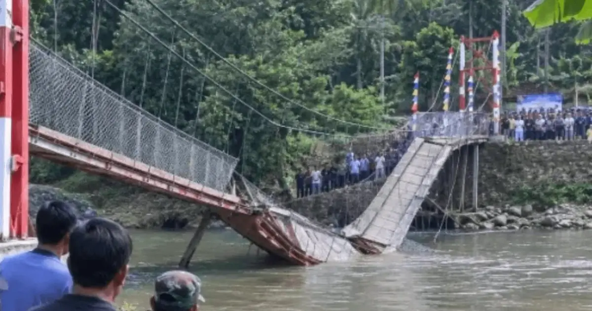 สะพานแขวนยาว 60 เมตรพังถล่มกลางพิธีเปิด ผู้คนกว่า 50 ชีวิตร่วงลงแม่น้ำต่อหน้าต่อตา เกิดความ