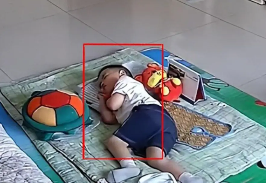 เอะใจลูก 4 ขวบ "หลับยาว" ไม่ยอมตื่น สงสัยพี่เลี้ยงให้ยานอนหลับ แต่เช็กกล้องช็อกกว่า!
