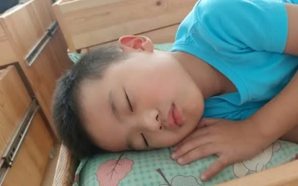 จ้างพี่เลี้ยงดูแลลูก 8 ขวบ เด็กง่วงทุกคืน 3 ทุ่ม พ่อเปิดกล้องดูแล้วให้โบนัส 70,000 บาท