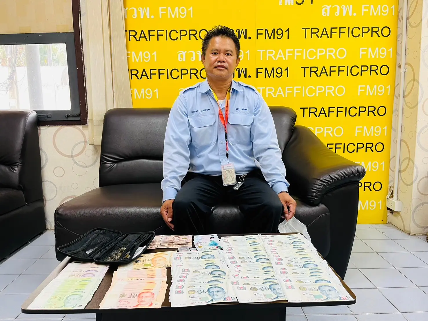 ชื่นชม! แท็กซี่คนดี เก็บเงินได้เกือบ 2 แสน ประสาน สวพ.FM91 ส่งคืนนักท่องเที่ยวชาวจีน