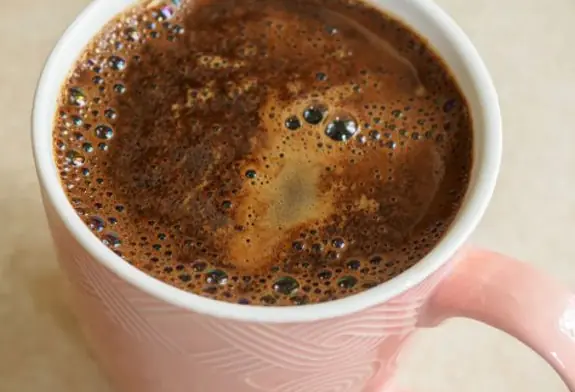แพทย์เตือน! ดื่มกาแฟใส่ “สิ่งนี้” เป็นประจำ ระวังเพิ่มความเสี่ยงโรคหัวใจโดยไม่รู้ตัว