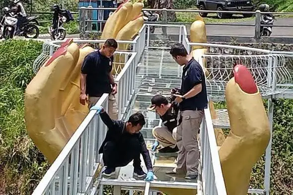 สะเทือนขวัญ! สะพานกระจกแตก นักท่องเที่ยวร่วงดับ 1 เจ็บ 3