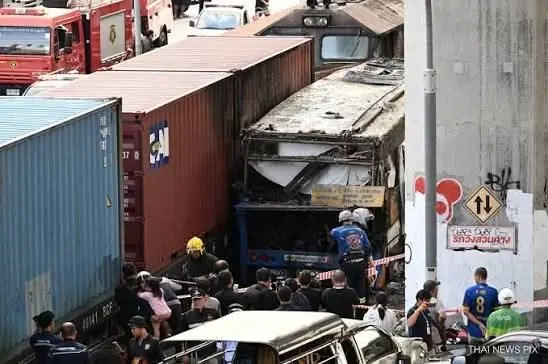 รถไฟชนรถเมล์จุดตัดทางรถไฟ เกิดไฟลุกท่วม เสียชีวิต 8 ราย บาดเจ็บ 32