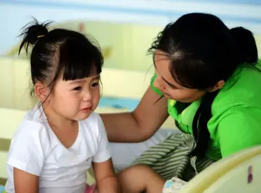 ไม่มีใครมารับเด็ก 3 ขวบ รอที่ รร.หลายวัน สุดท้ายครูเจอ "กระดาษ" ในกระเป๋า อ่านจบรีบแจ้งความ!