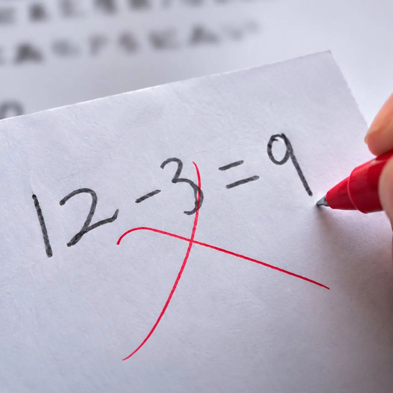 ครูสิ้นหวัง พ่อเด็กวีน 12-3=9 เลขง่ายๆ ทำไมตรวจผิด แต่รู้เฉลยหน้าชา เป็นตัวเองที่พลาด!