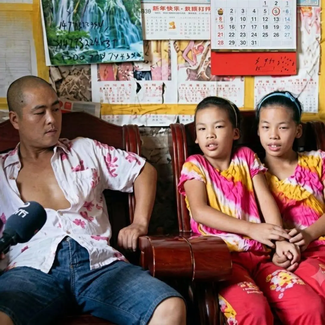 จู่ๆ ลูกสาวฝาแฝด "เสียงแหบ" พ่อขมขื่น เพิ่งรู้ความลับที่เมียทำ 10 ปีก่อน ช็อกทั้งบ้าน!