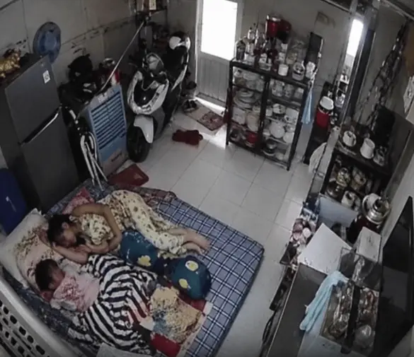 งีบกลางวันตื่นมาแทบช็อก! ภาพในกล้องทำสามีภรรยาพูดไม่ออก