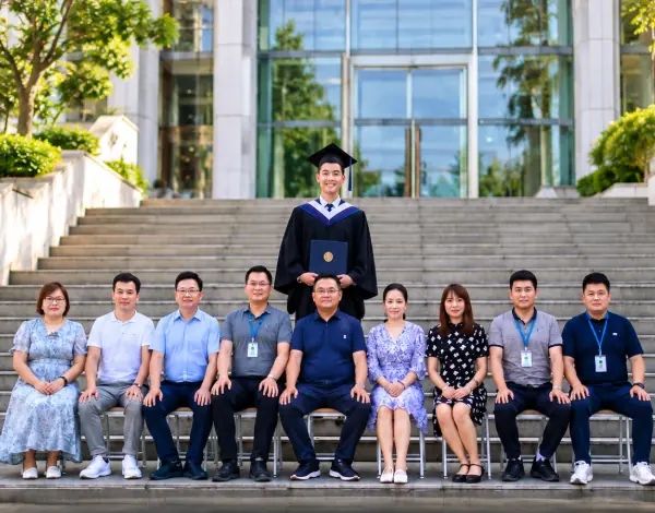 งานรับปริญญาสุดเหงา บัณฑิตจบการศึกษา 1 คนถ้วน ชาวเน็ตแห่เดา เรียนสาขาอะไร?