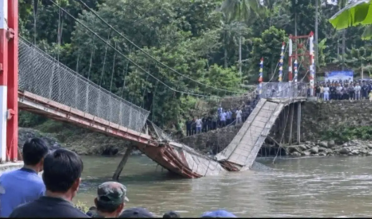 สะพานแขวนถล่มกลางพิธีเปิด! ผู้คนกว่า 50 ชีวิตร่วงลงแม่น้ำ เกิดความโกลาหลสุดระทึก